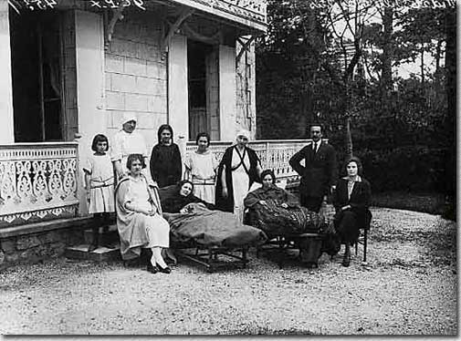 Une famille devant la villa hygiénique La Fourmi